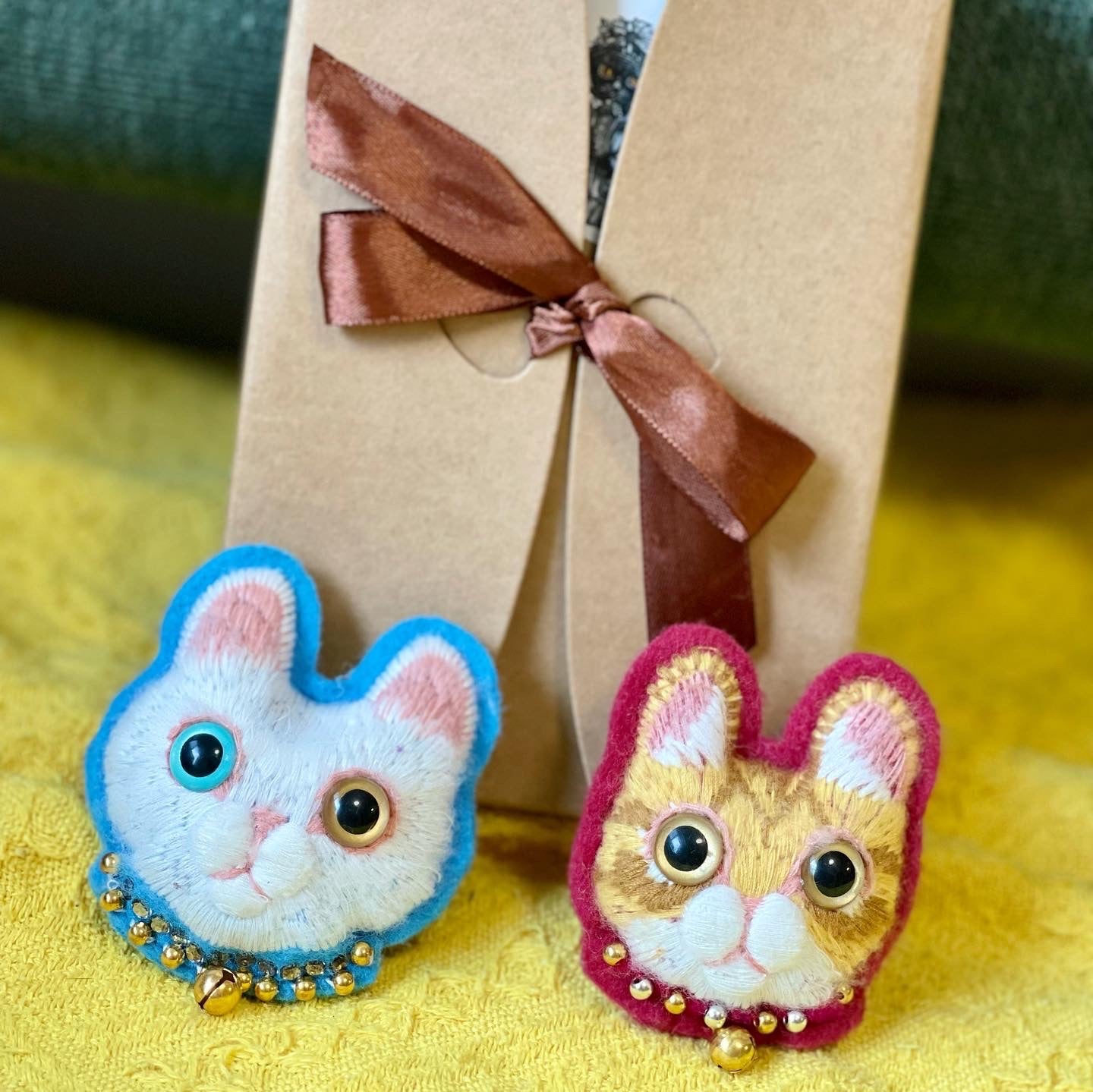 Hetrochromia Cat Handmade Yarn Brooch