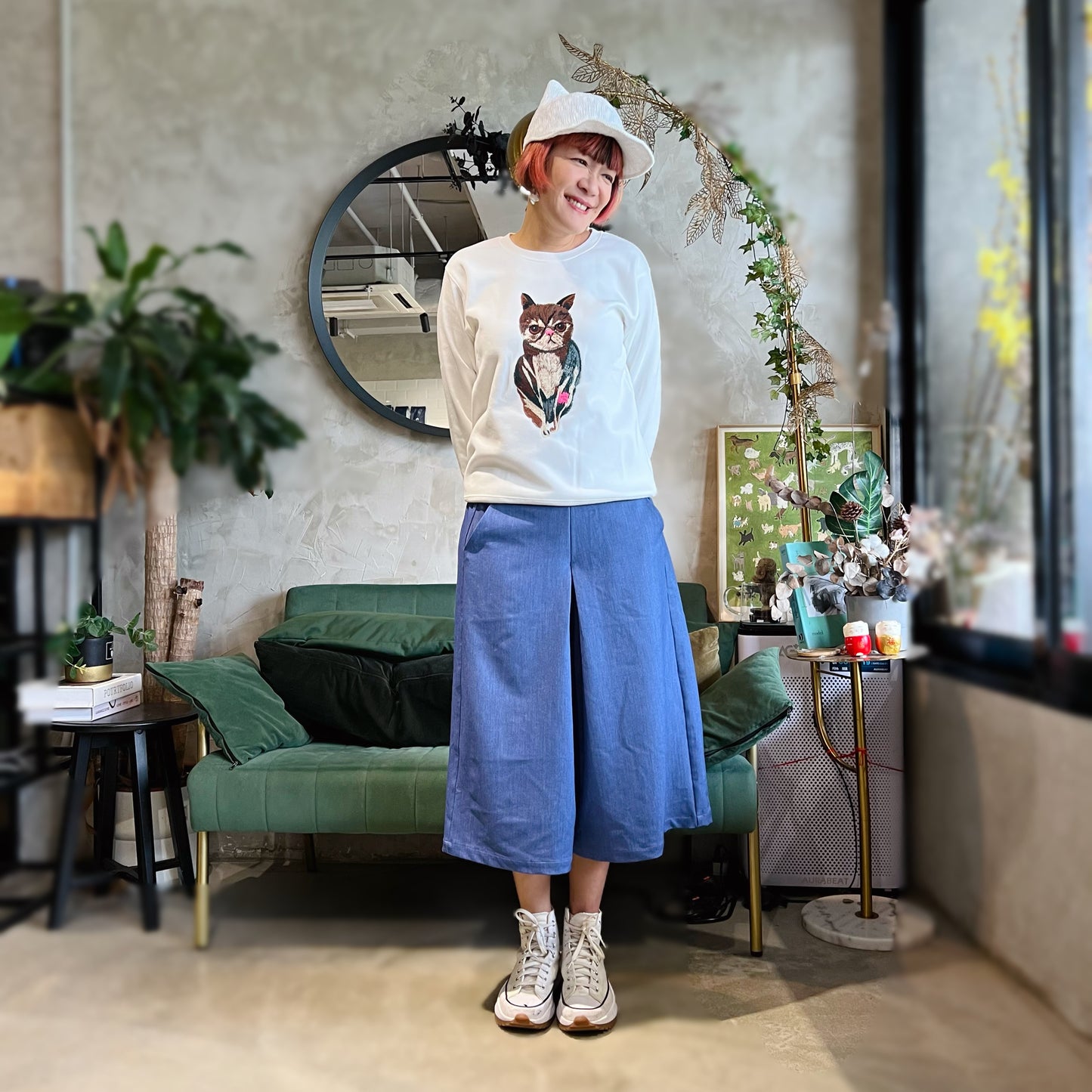 Cat pretending bat embroidery sweatshirt