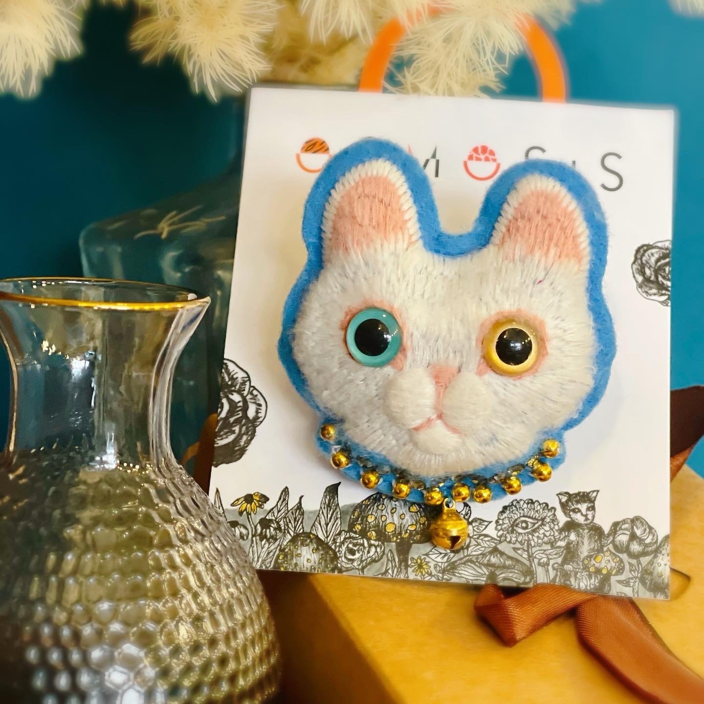 Hetrochromia Cat Handmade Yarn Brooch