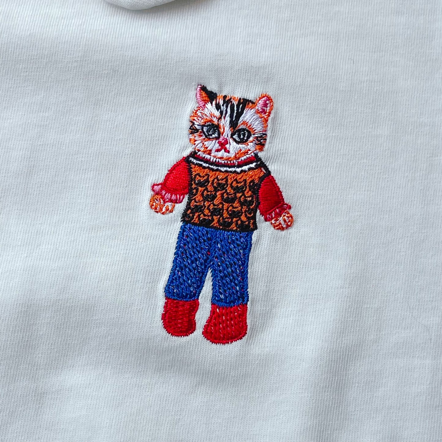 Little curved collar top with cat embroidery