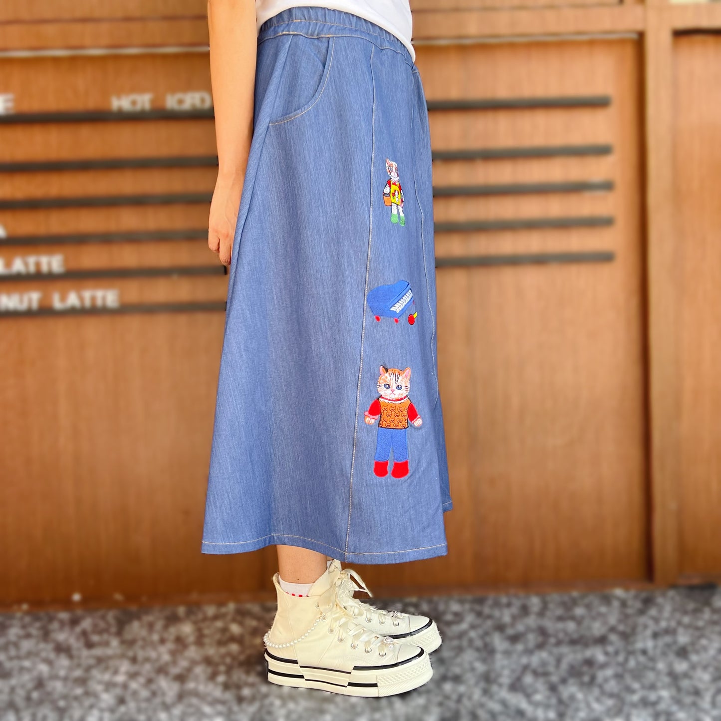 Showa kitten embroidery denim skirt