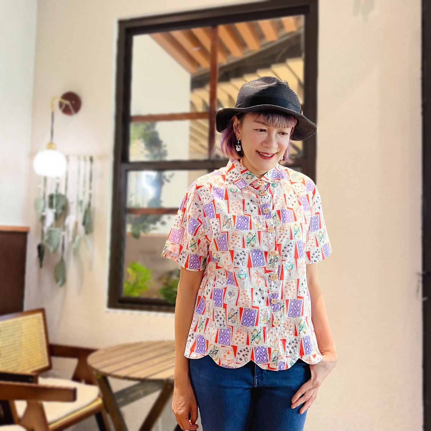 Poker animals wave hem shirt