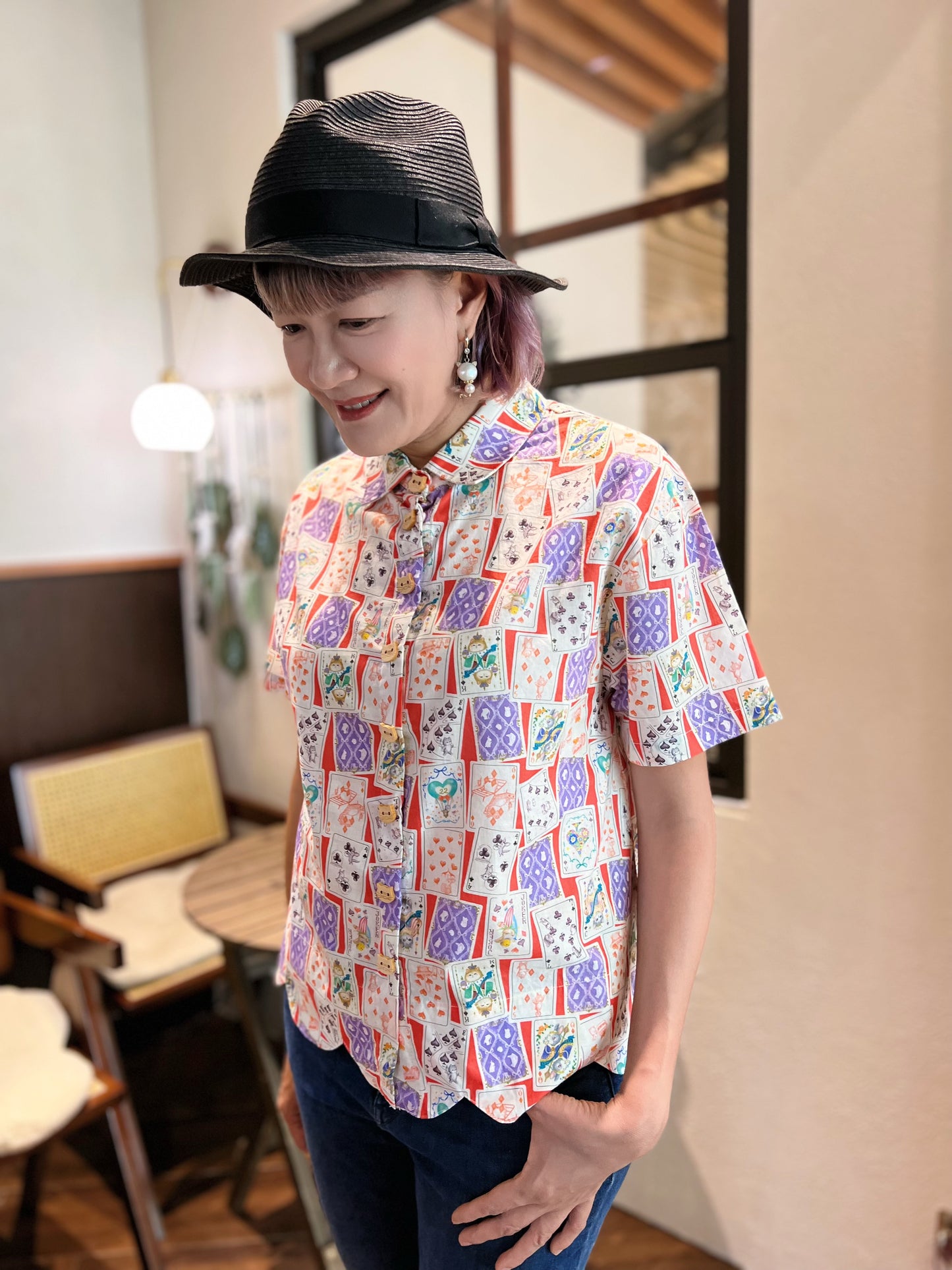 Poker animals wave hem shirt