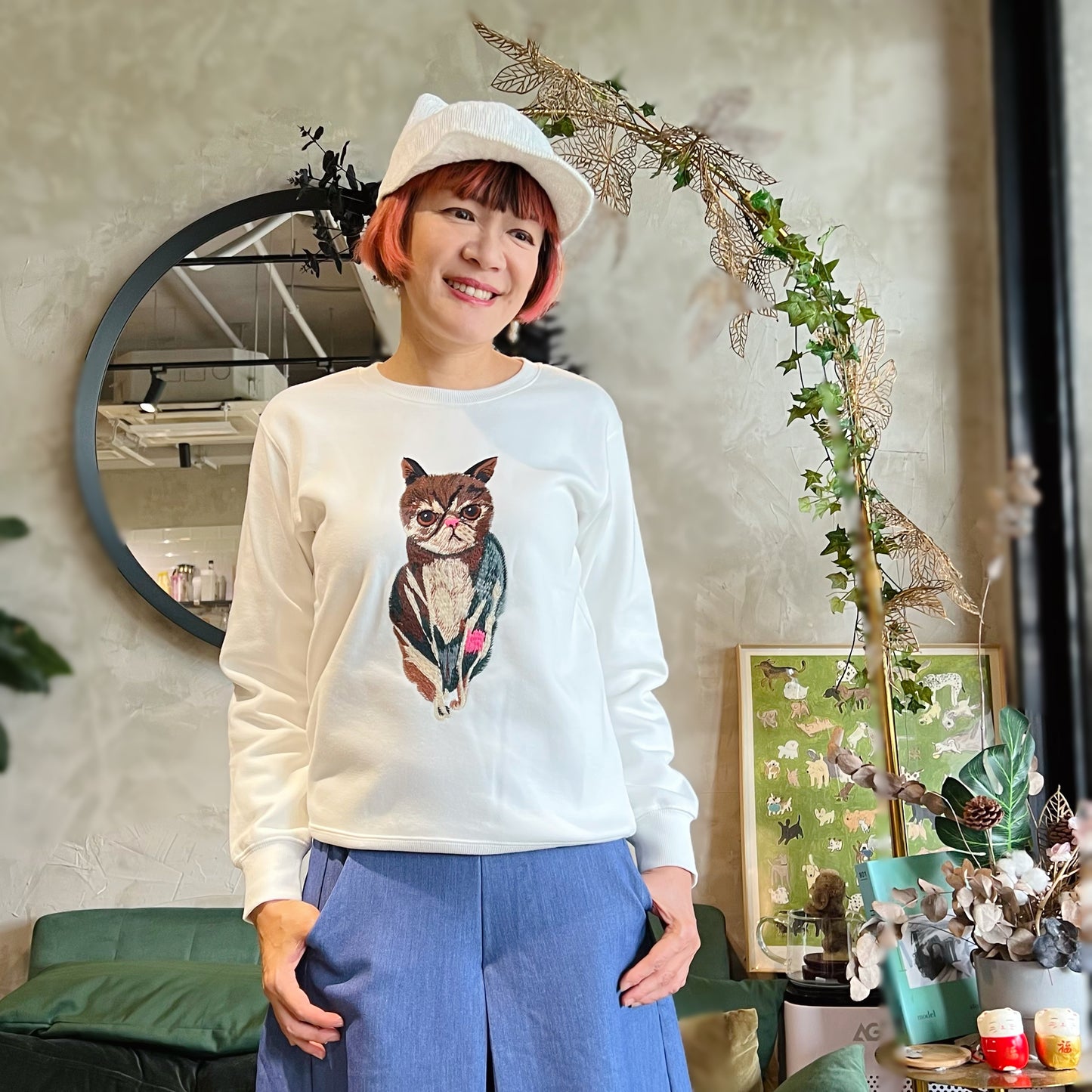 Cat pretending bat embroidery sweatshirt