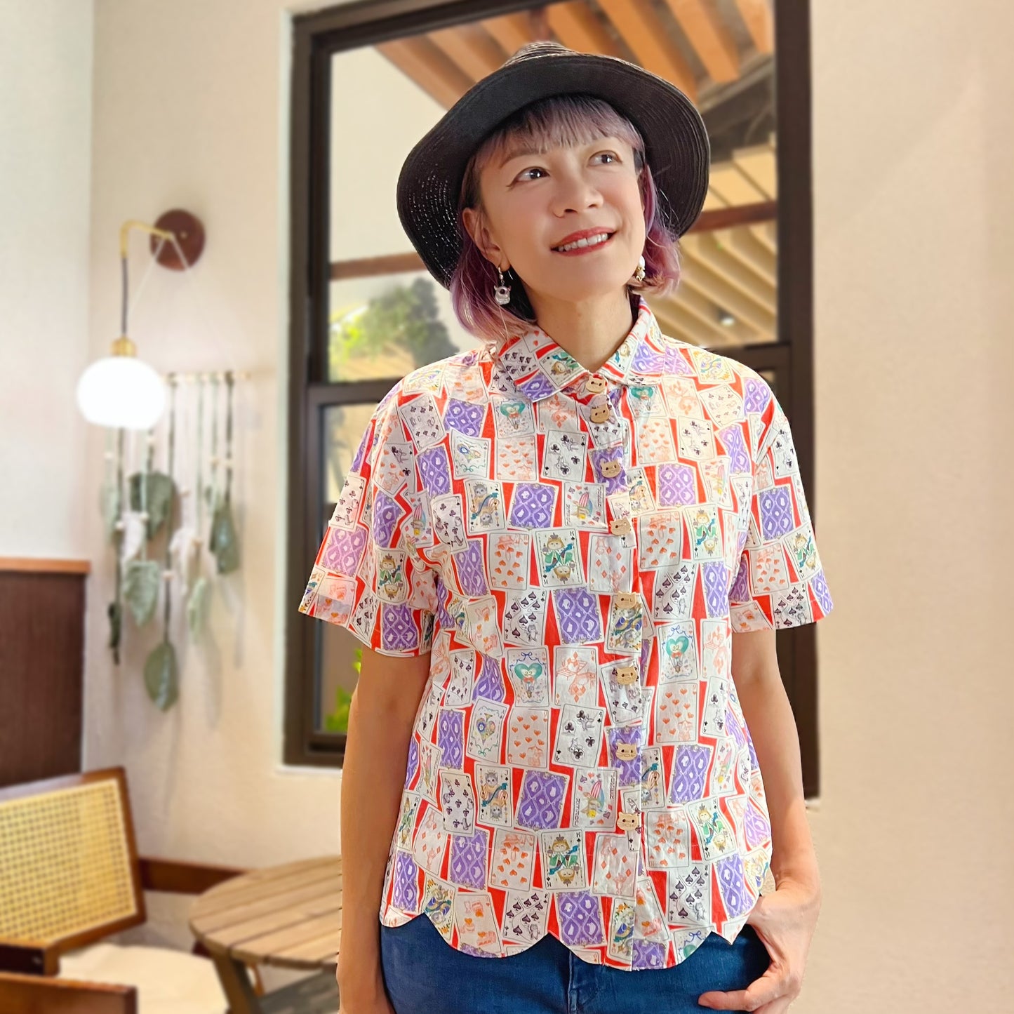 Poker animals wave hem shirt