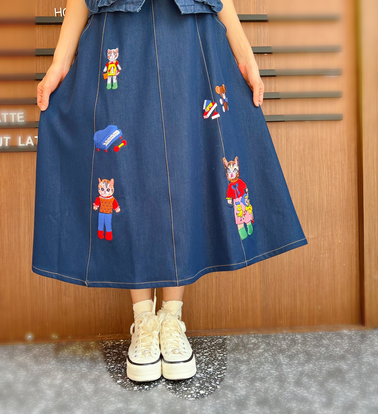 Showa kitten embroidery denim skirt