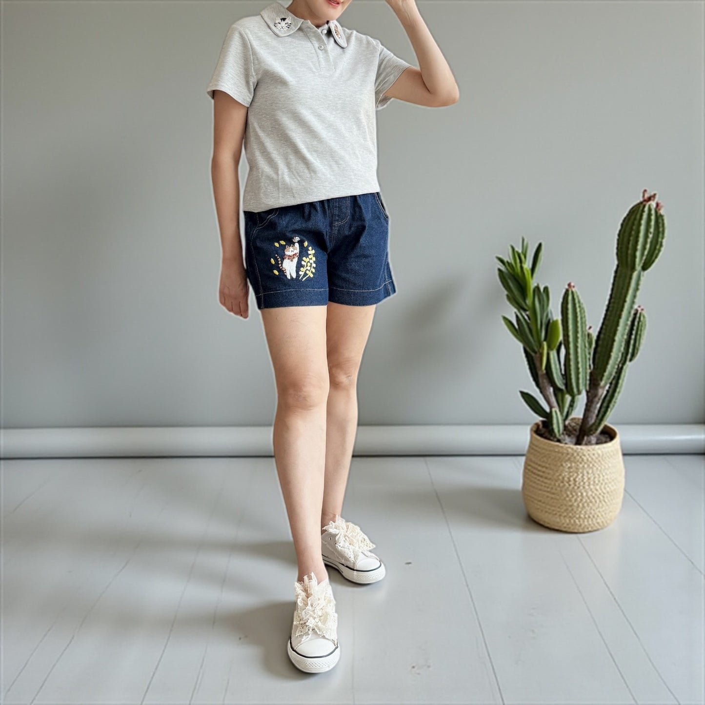 Hand embroidery cats and jewerly denim shorts
