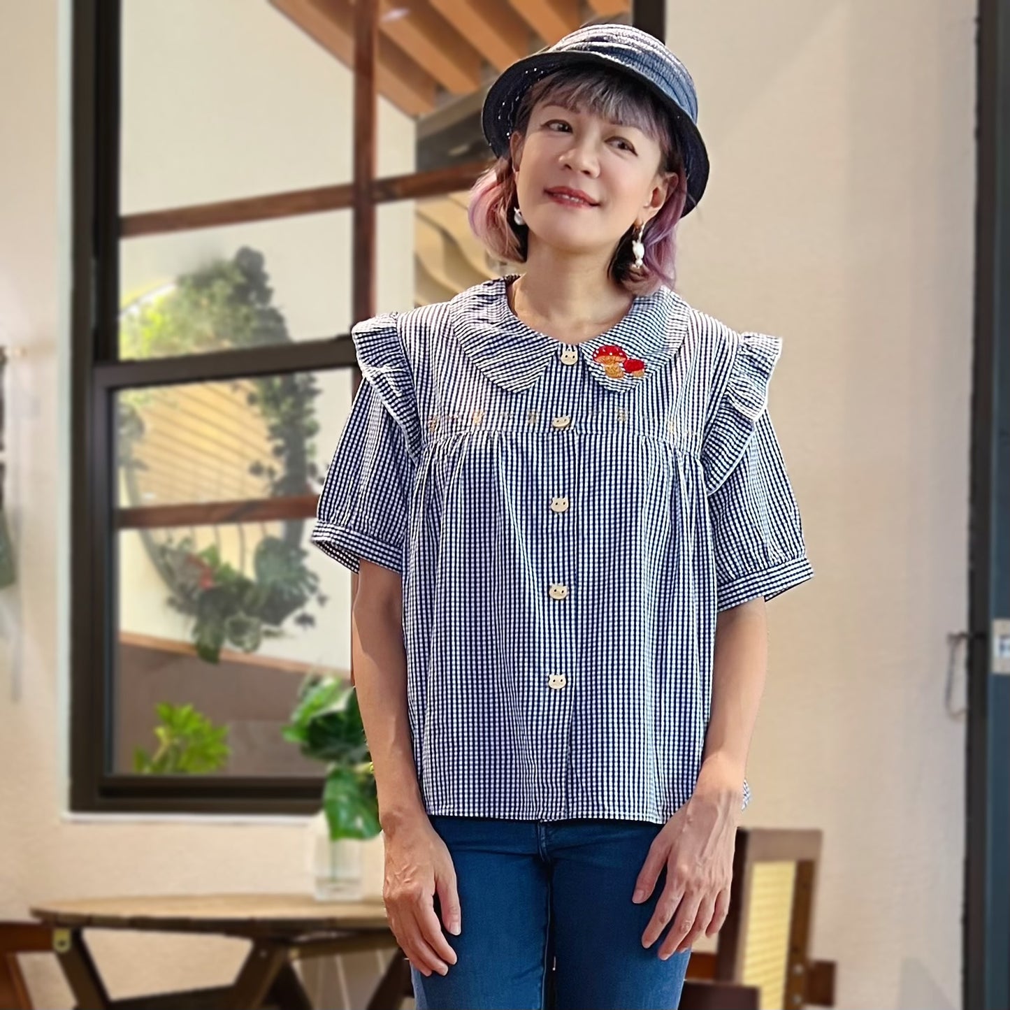 Doll shape ruffle shoulder embroidery shirt