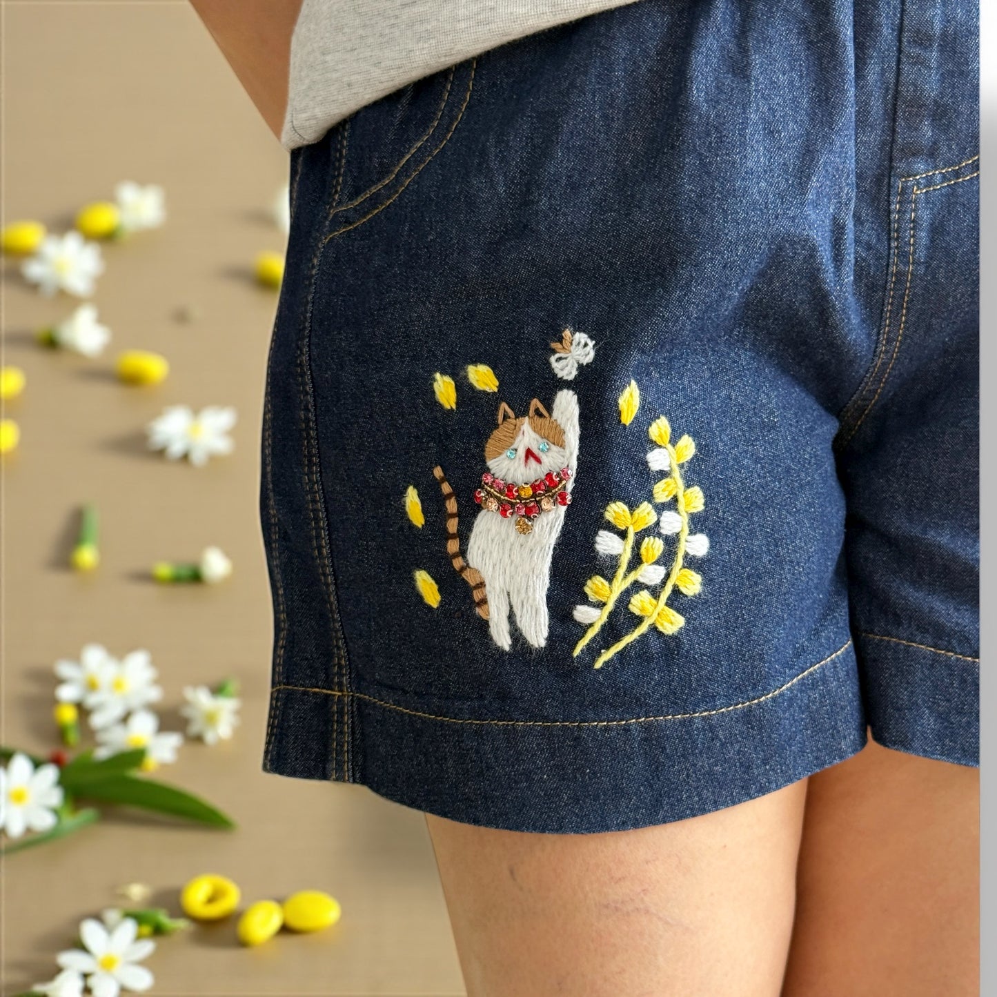 Hand embroidery cats and jewerly denim shorts
