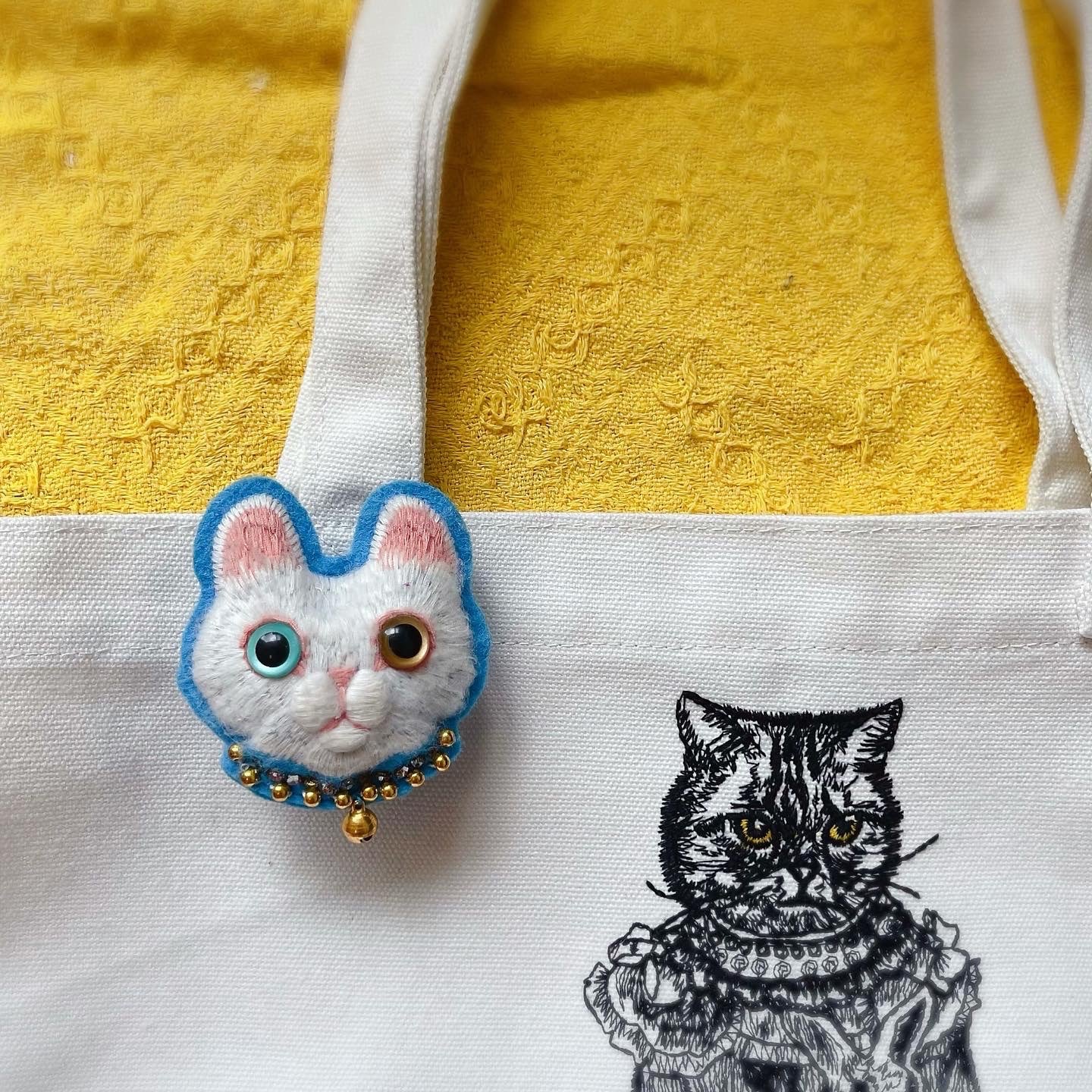 Hetrochromia Cat Handmade Yarn Brooch