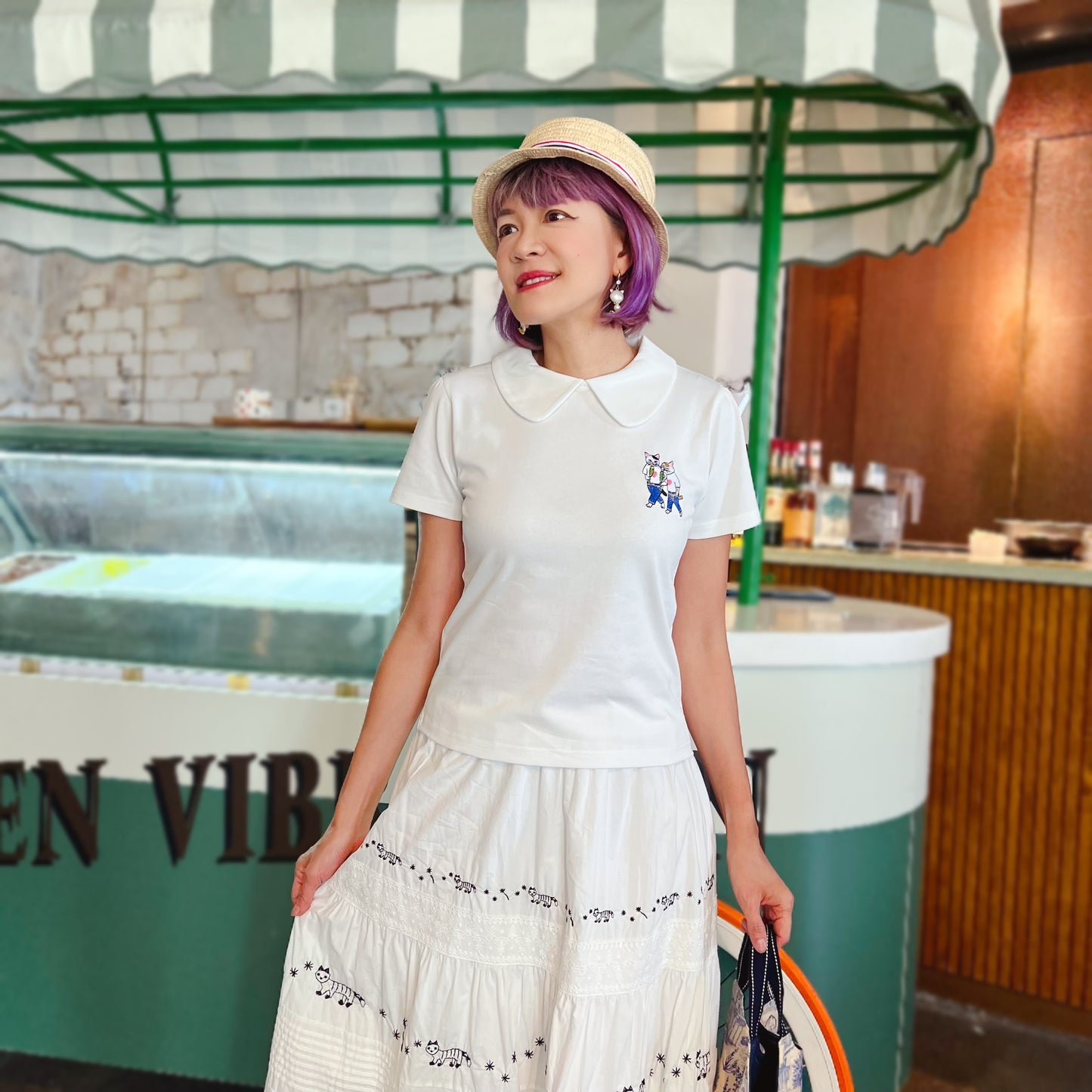 Little curved collar top with cat embroidery