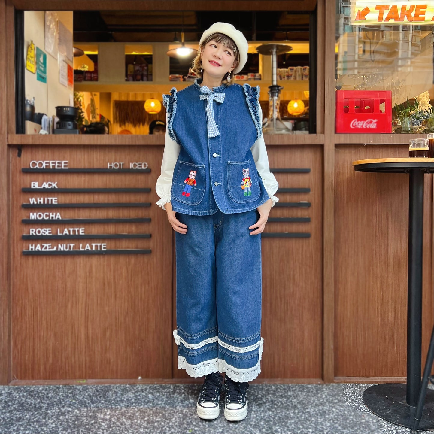 Fringe shoulder and Showa kitten embroidery denim vest