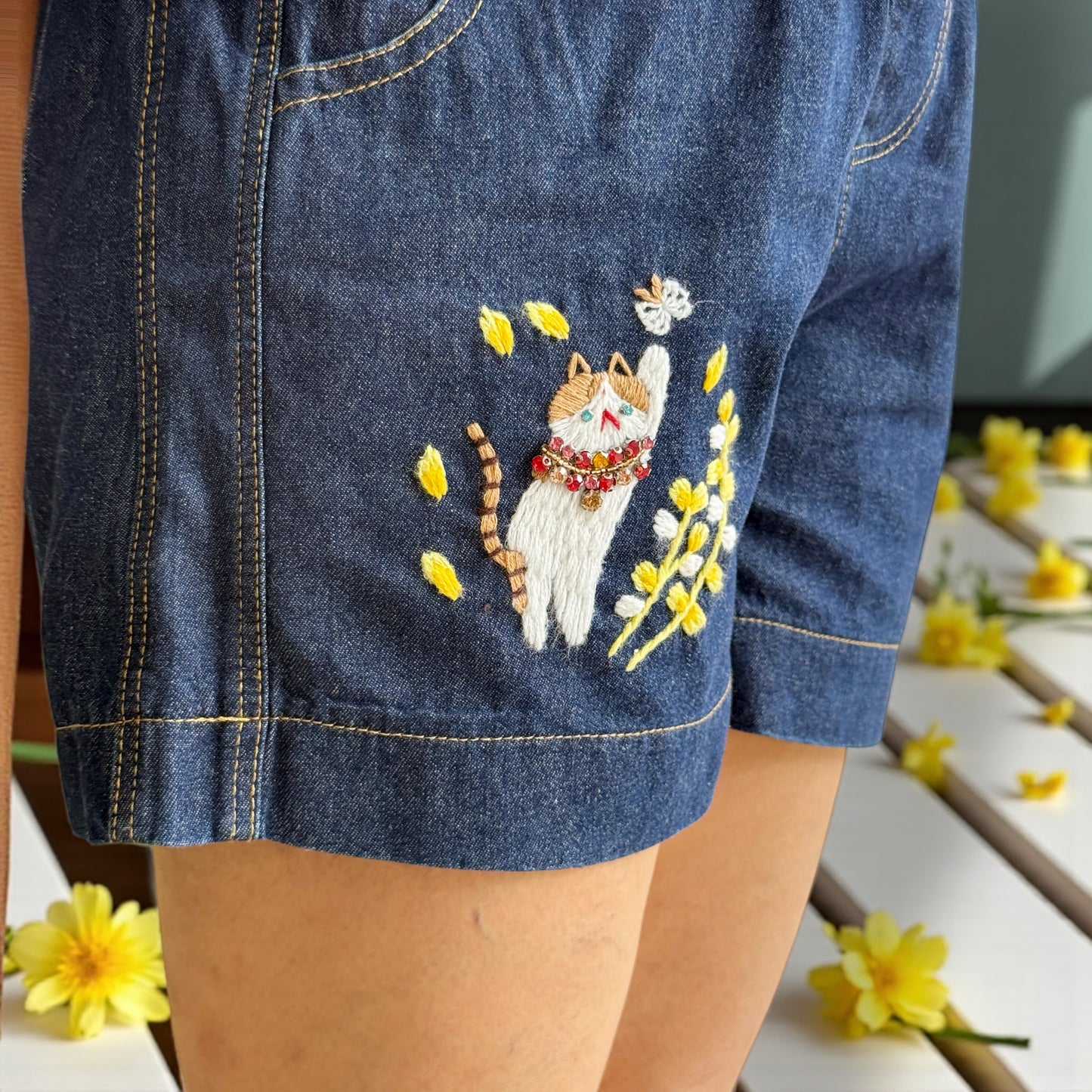 Hand embroidery cats and jewerly denim shorts