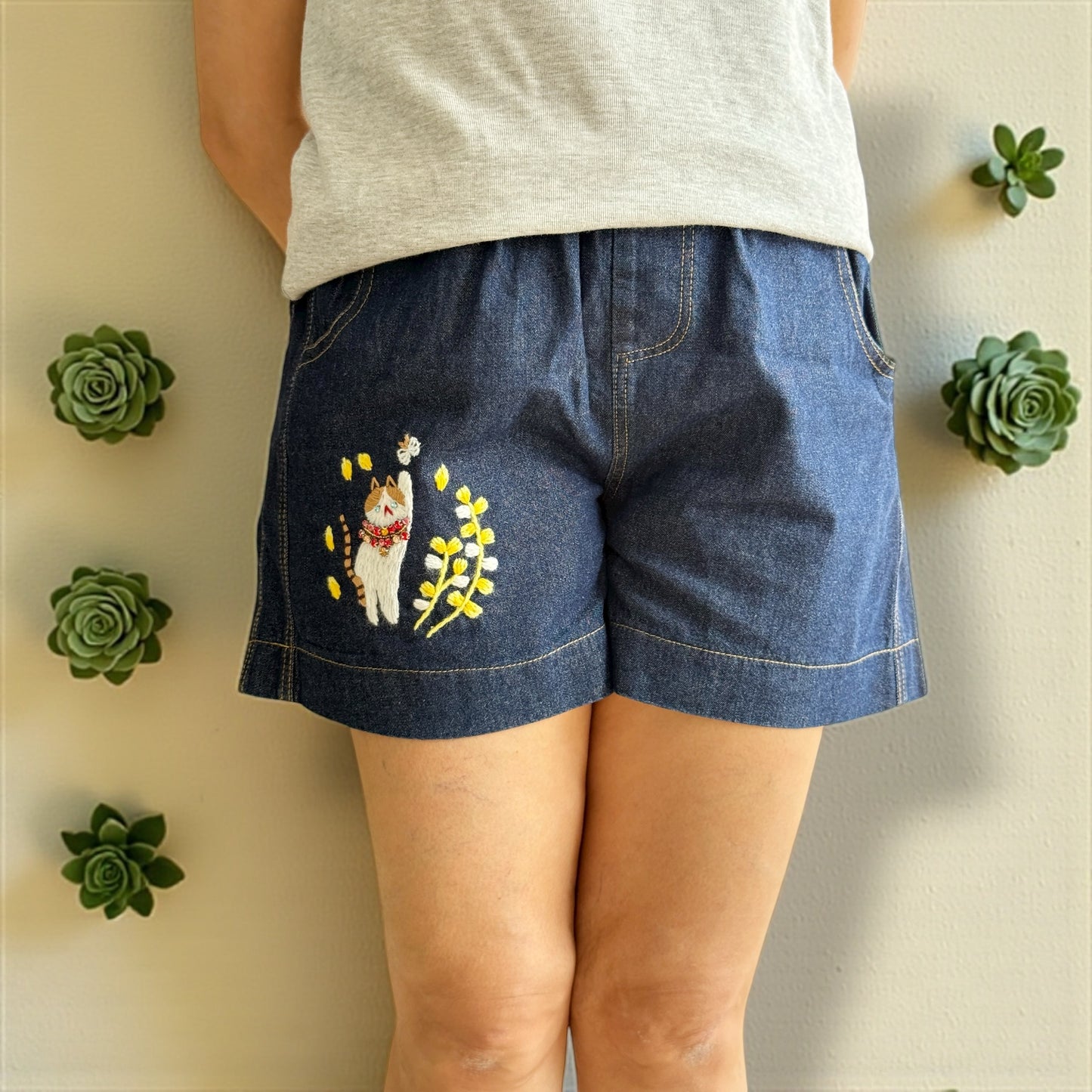 Hand embroidery cats and jewerly denim shorts