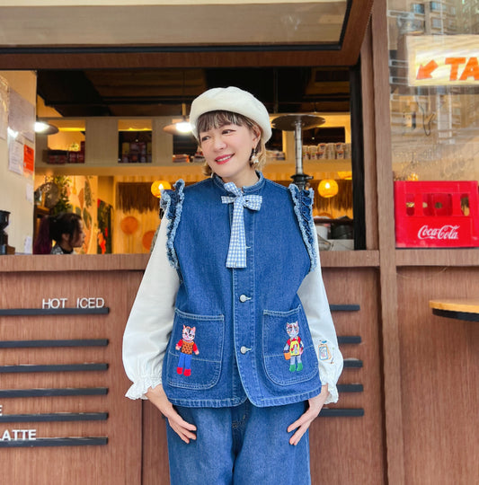 Fringe shoulder and Showa kitten embroidery denim vest