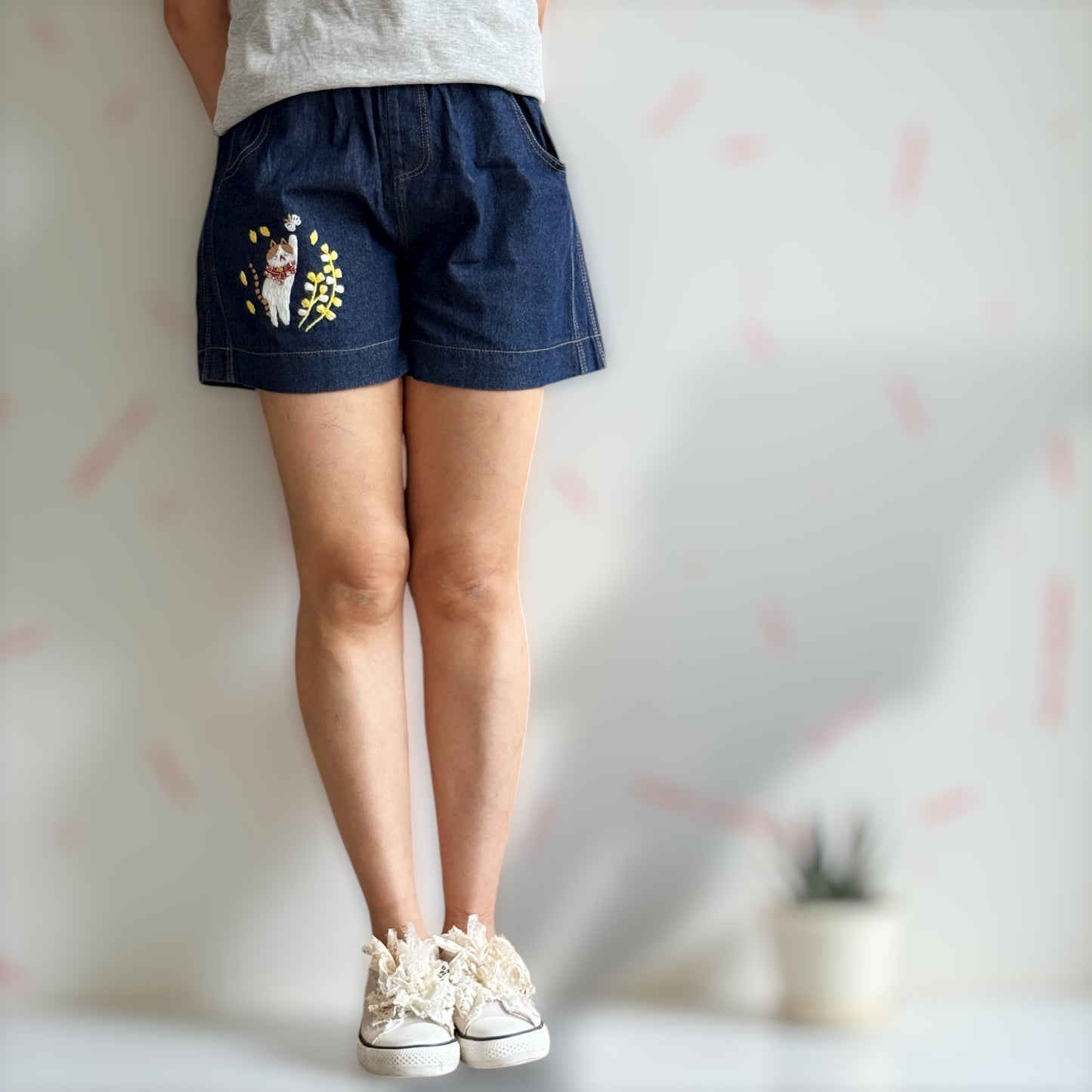 Hand embroidery cats and jewerly denim shorts