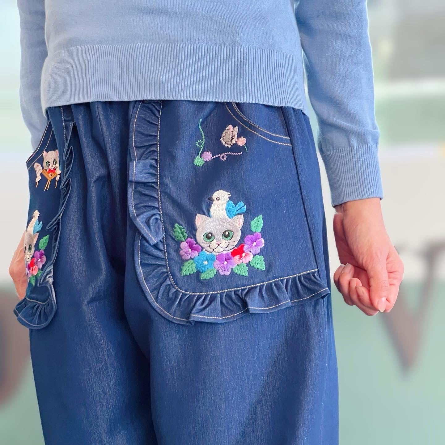 Cats and bird embroidery denim pants