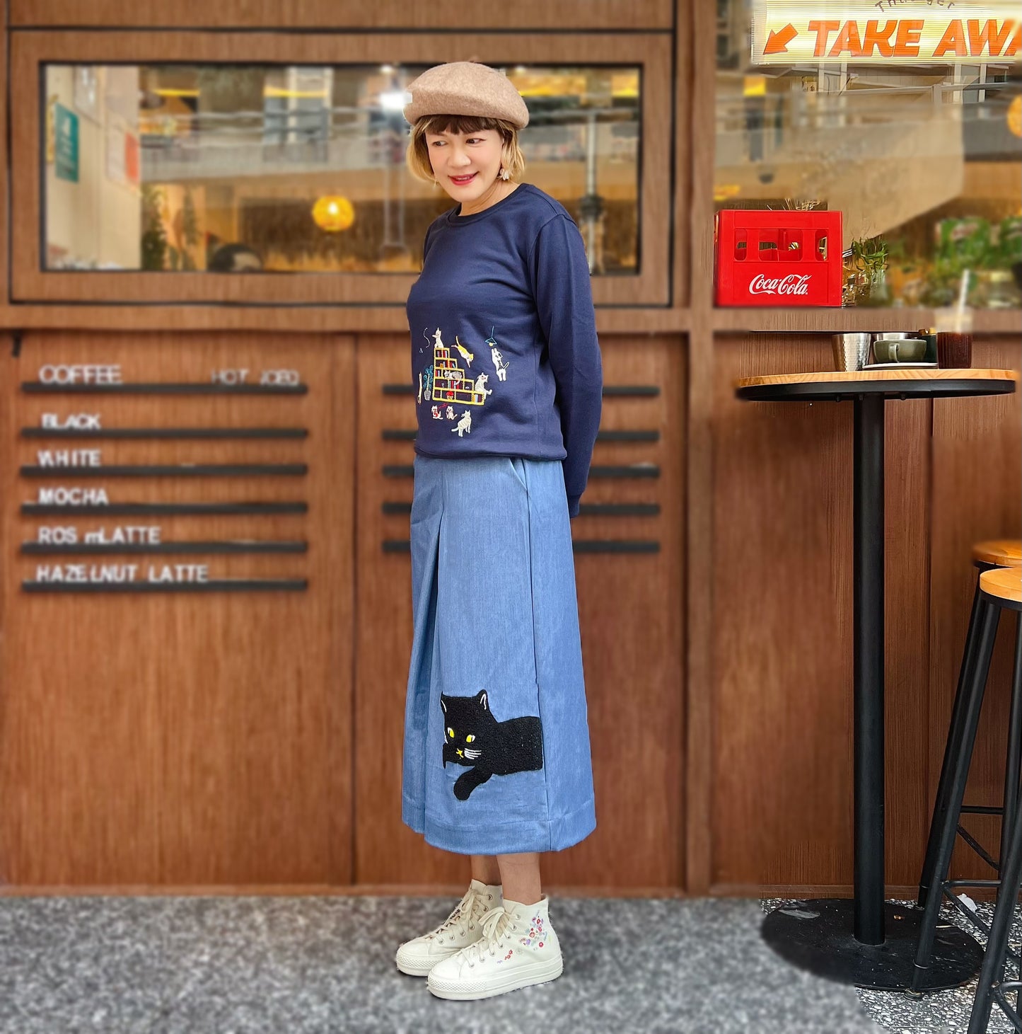 Cats and bookshelves embroidery sweatshirt