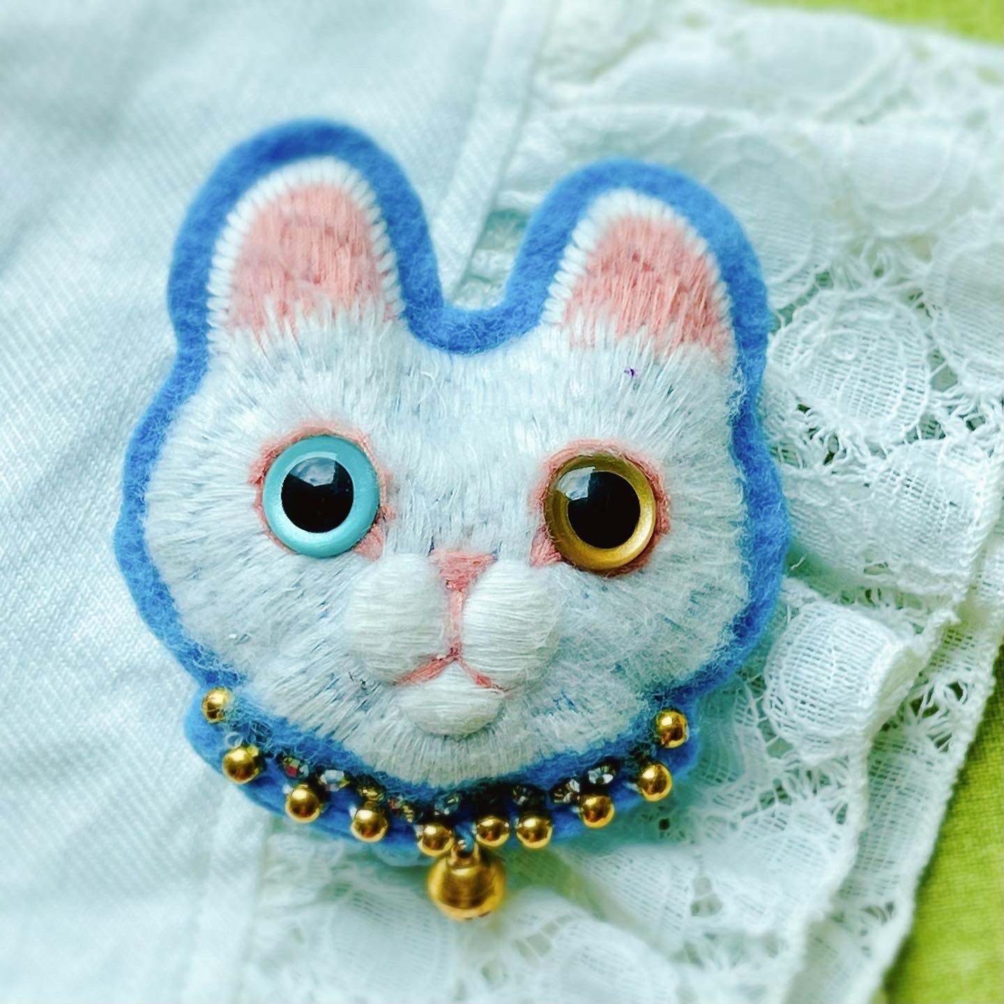 Hetrochromia Cat Handmade Yarn Brooch