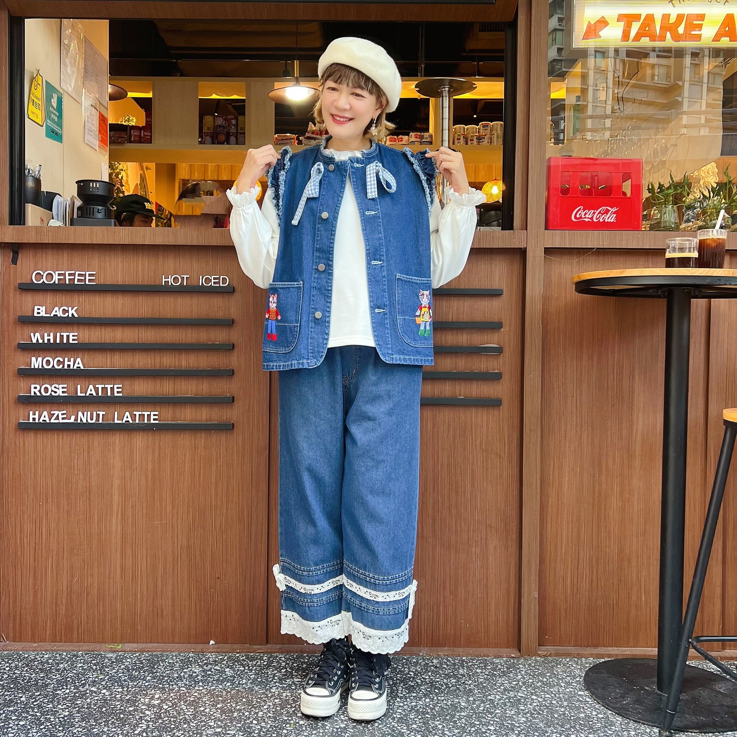 Fringe shoulder and Showa kitten embroidery denim vest