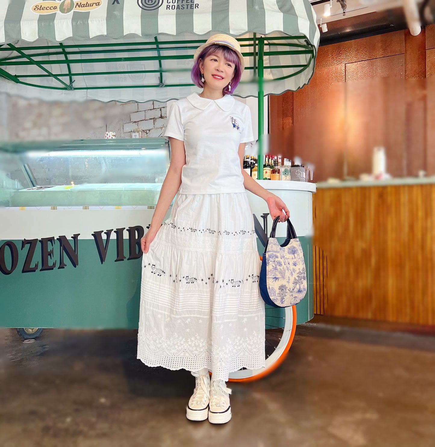 Little curved collar top with cat embroidery