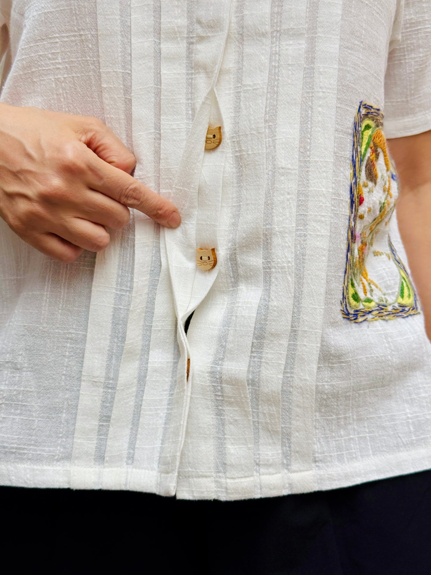 Hugging cat embroidery top/ shirt