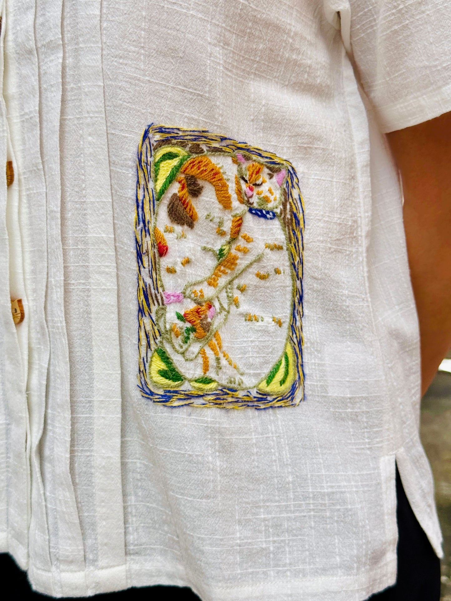 Hugging cat embroidery top/ shirt