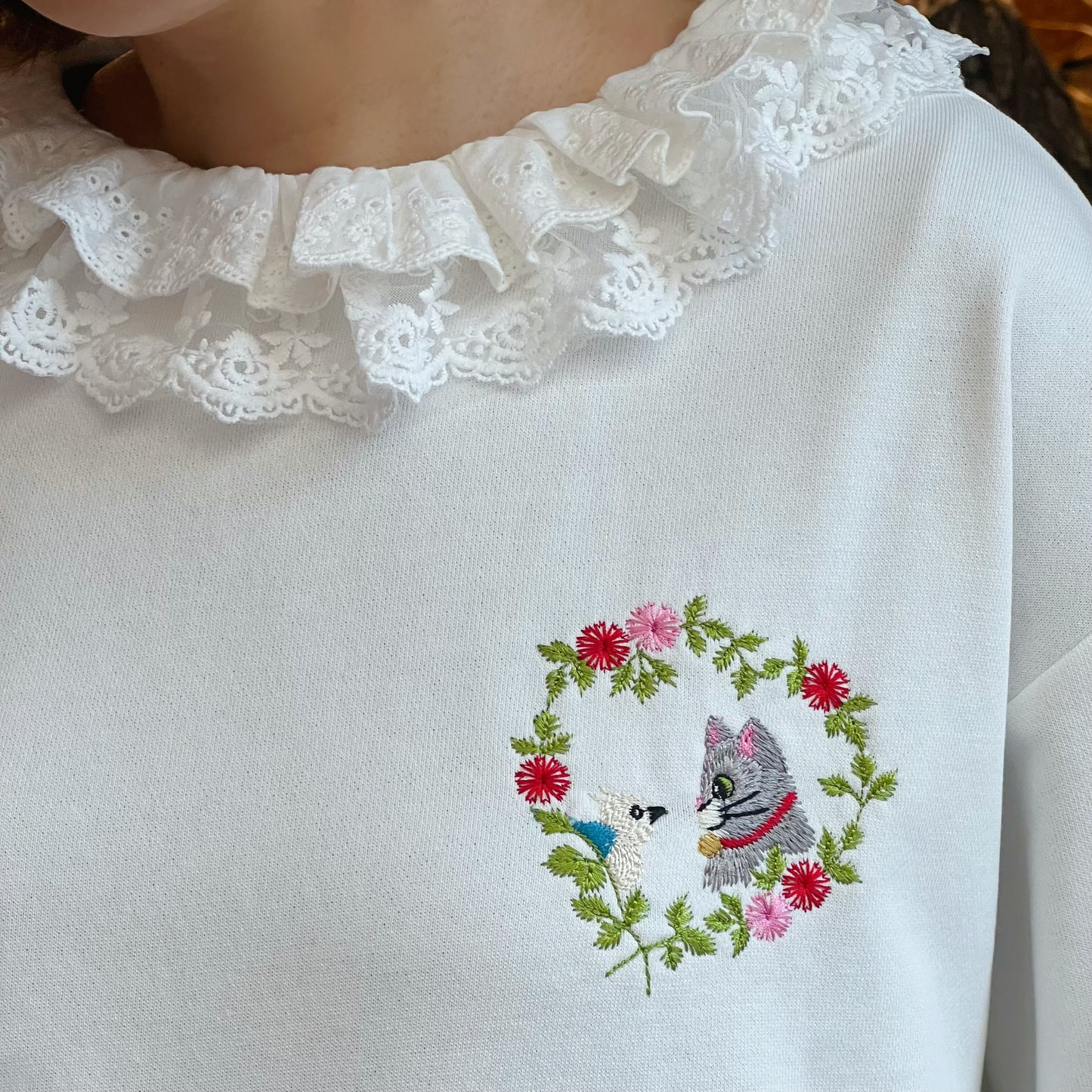 Lace neck cat embroidery top