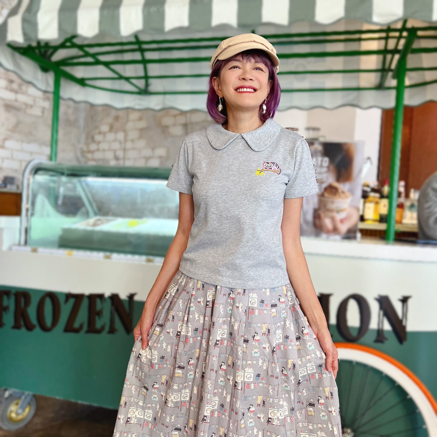 Little curved collar top with cat embroidery