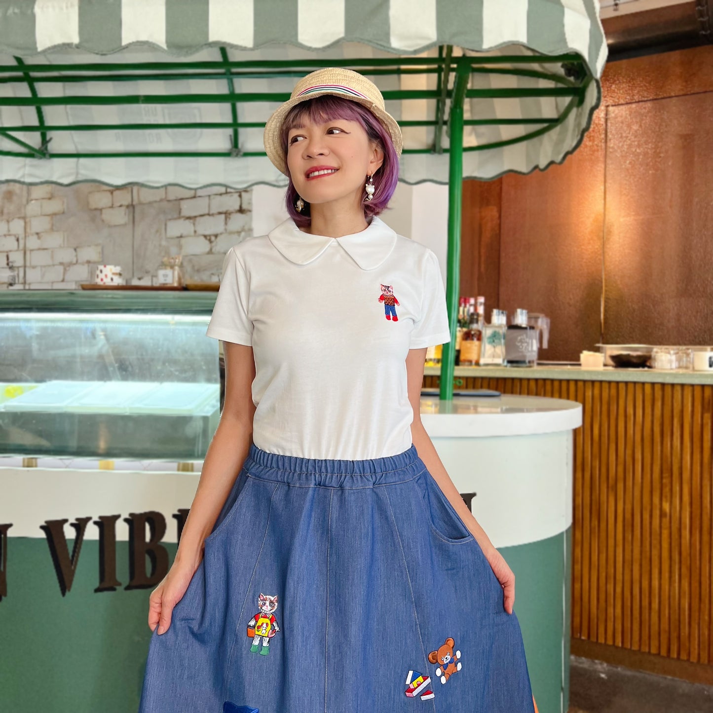 Little curved collar top with cat embroidery