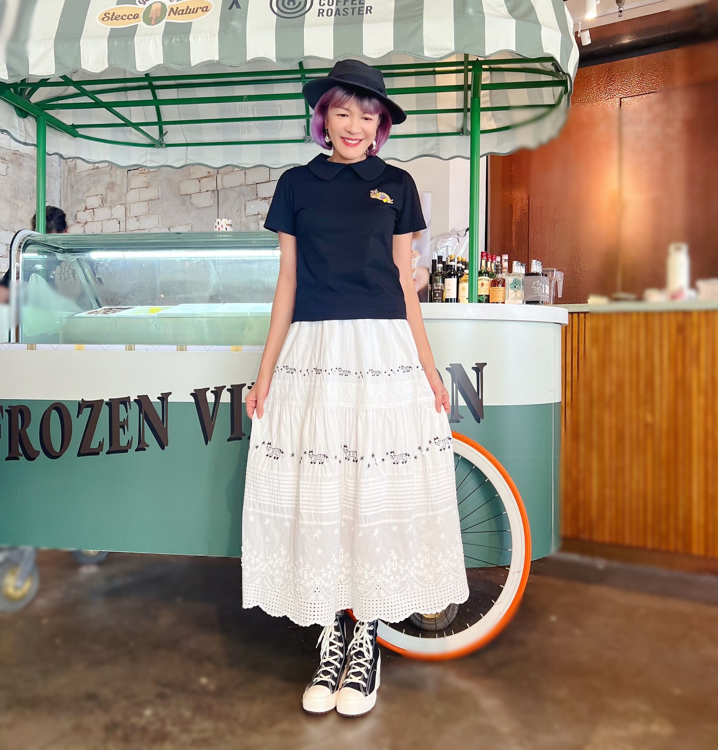 Little curved collar top with cat embroidery