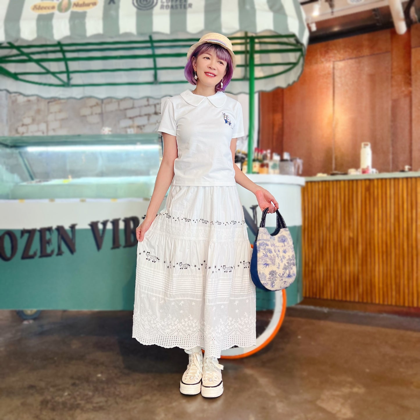 Little curved collar top with cat embroidery