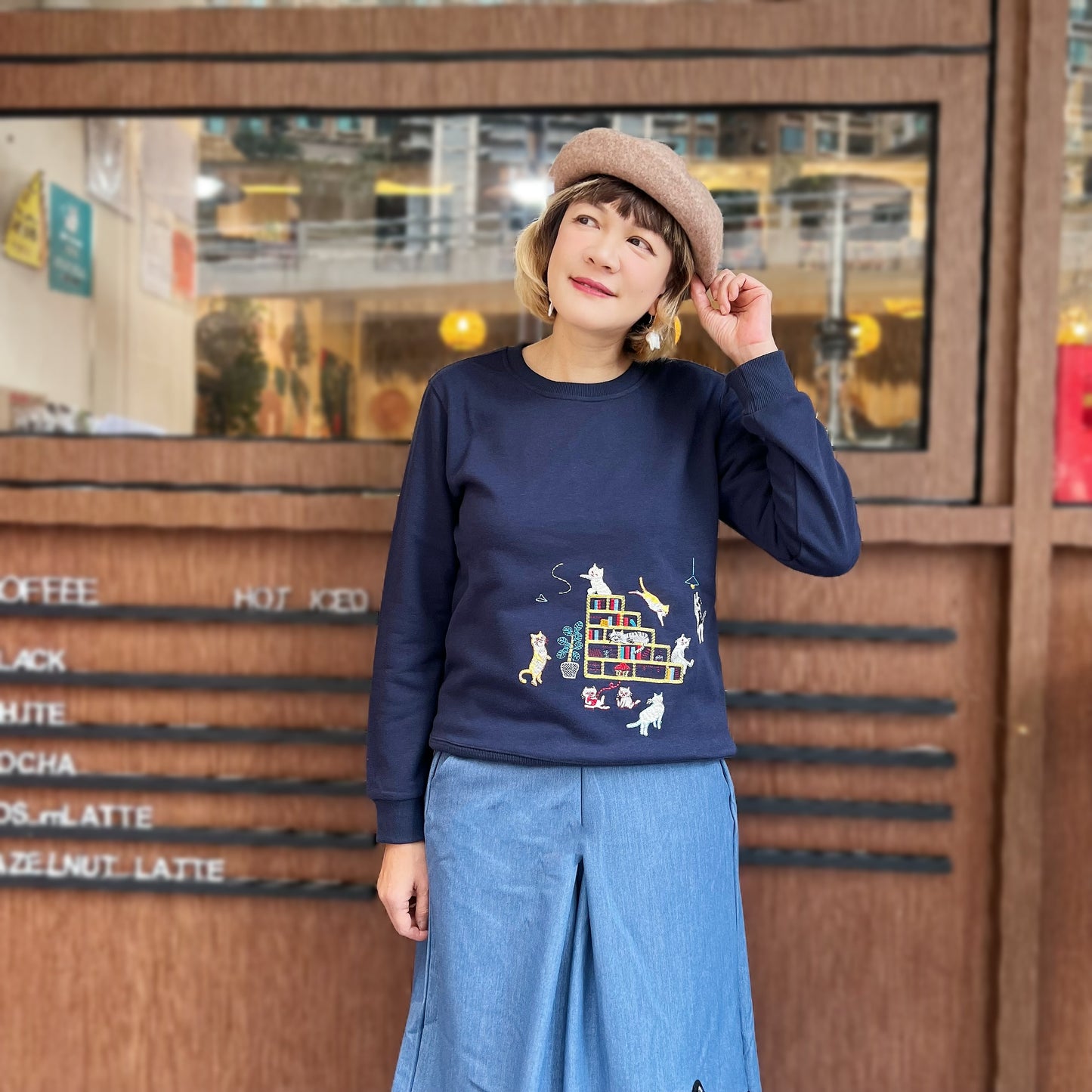 Cats and bookshelves embroidery sweatshirt