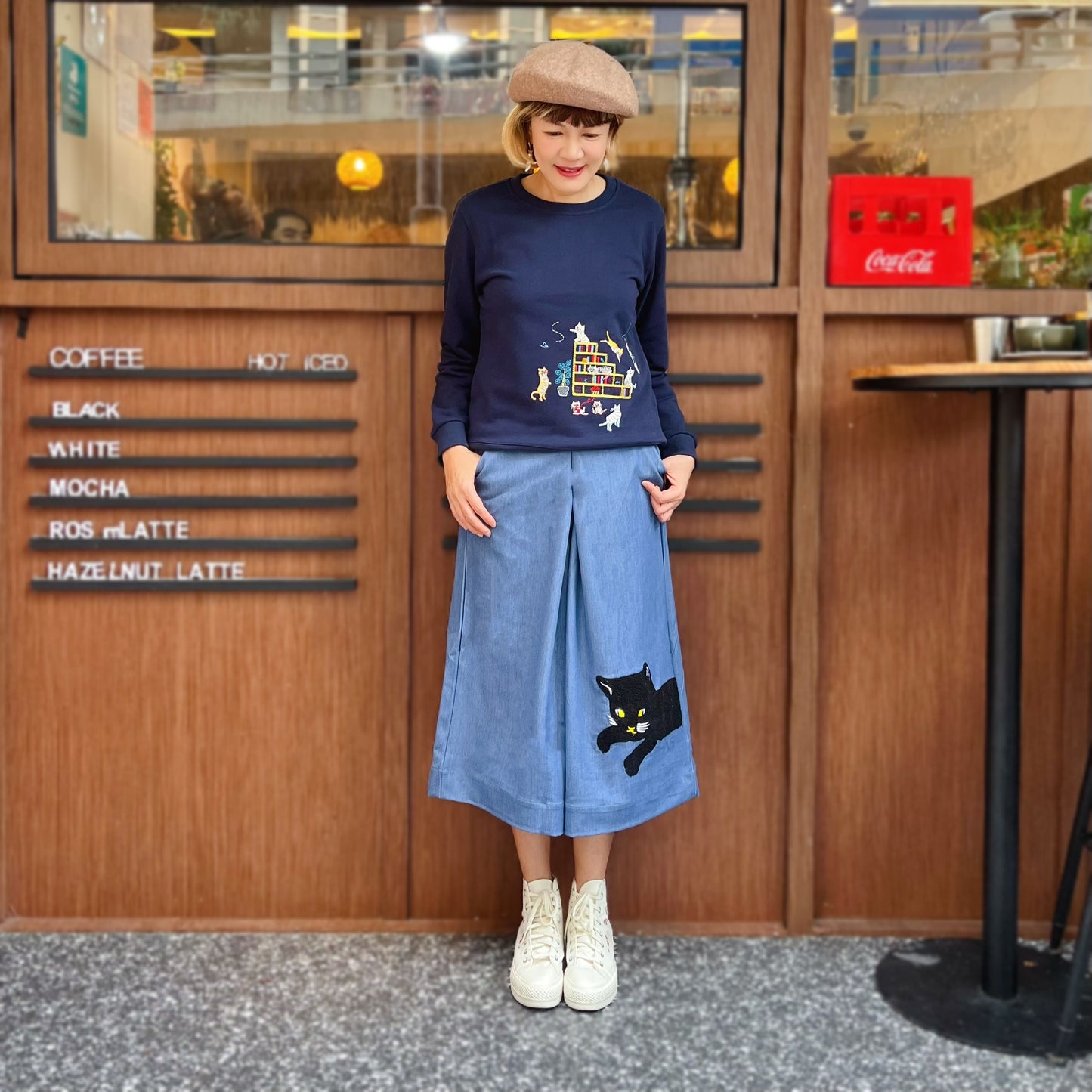 Cats and bookshelves embroidery sweatshirt