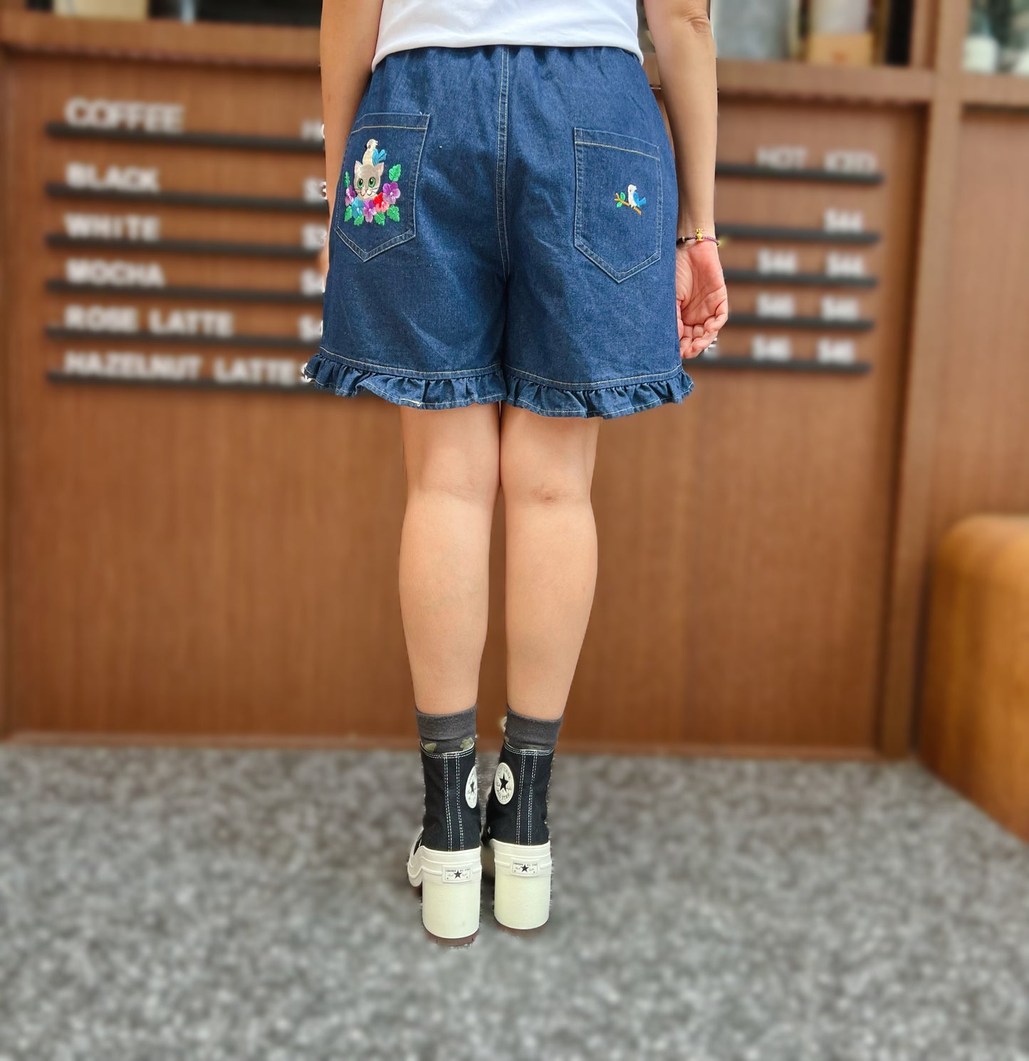 Cats and birds embroidery denim short pants