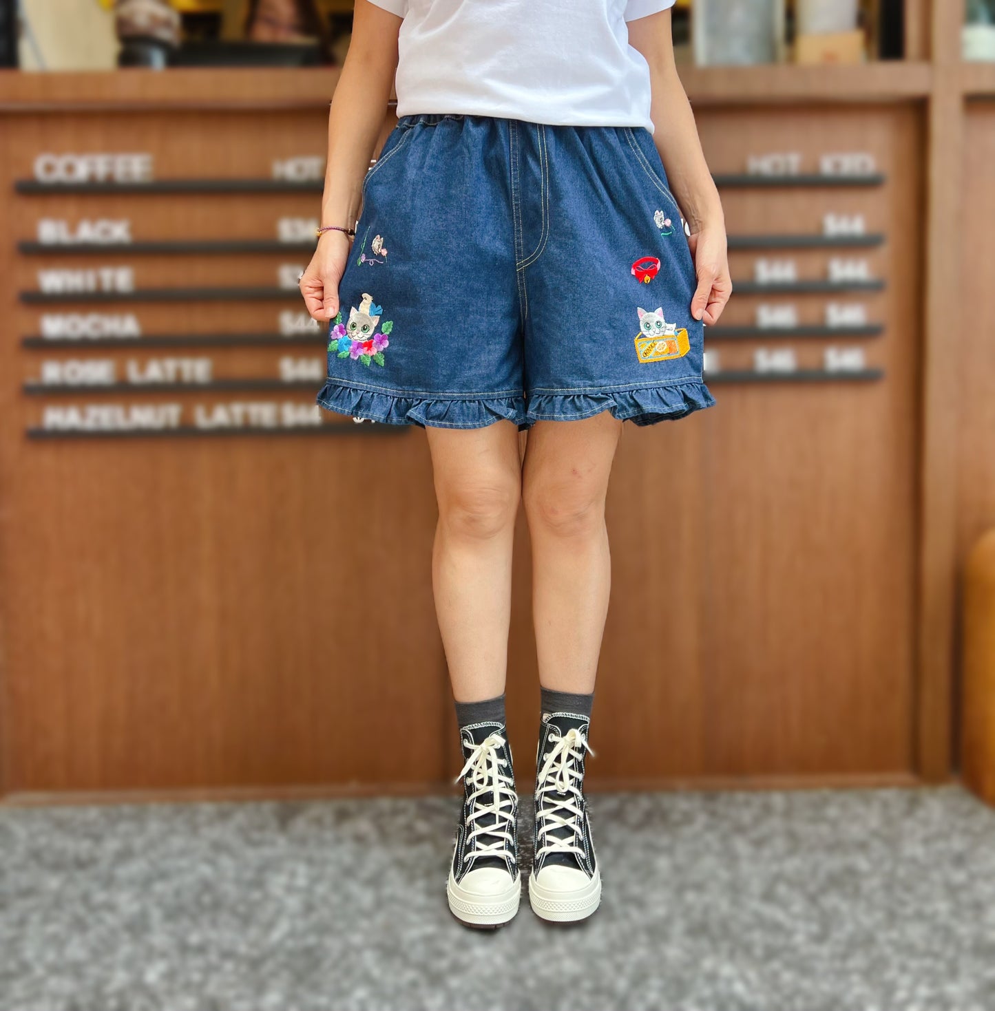 Cats and birds embroidery denim short pants